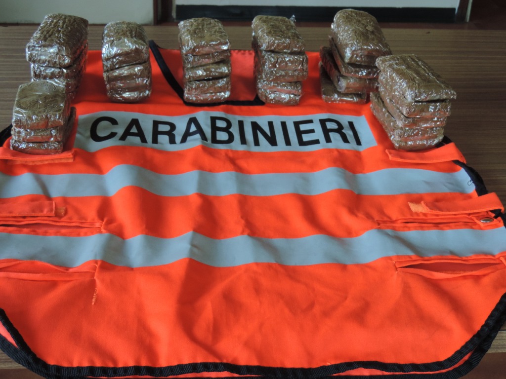 Beccati con la droga, in manette due operai spacciatori