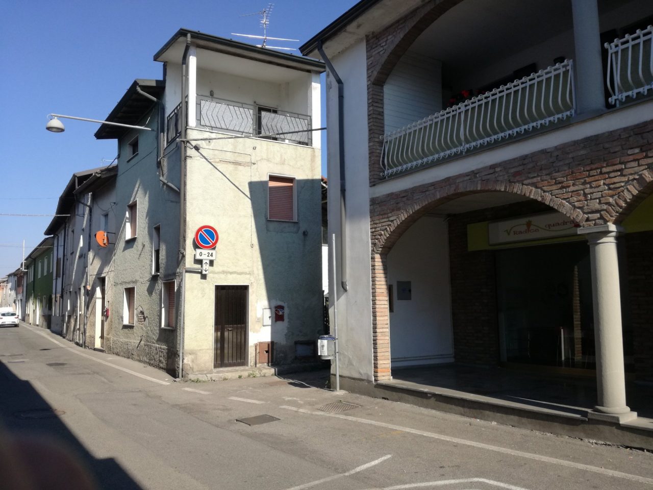 Si lancia dal tetto e poi semina il panico in auto