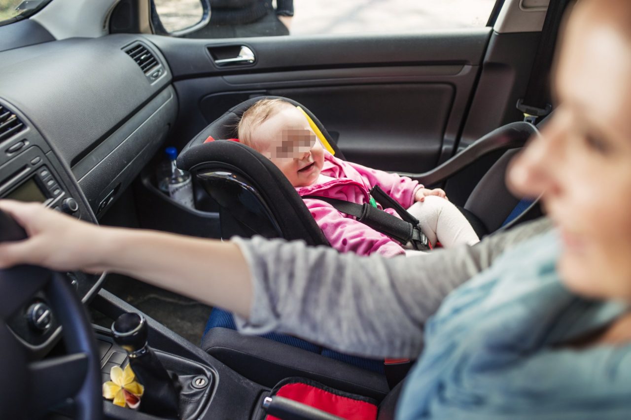 Bimbi dimenticati in auto: che incubo! “Modifichiamo Codice della strada”