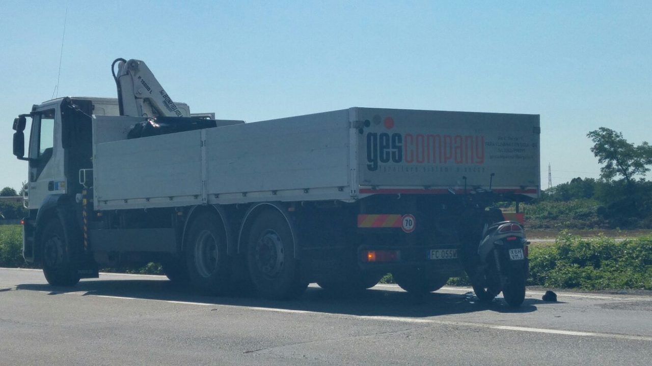 Tampona un Tir con lo scooter, traffico lento a Spirano