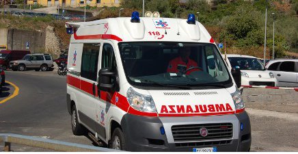 Malore al volante, 84enne gravissimo