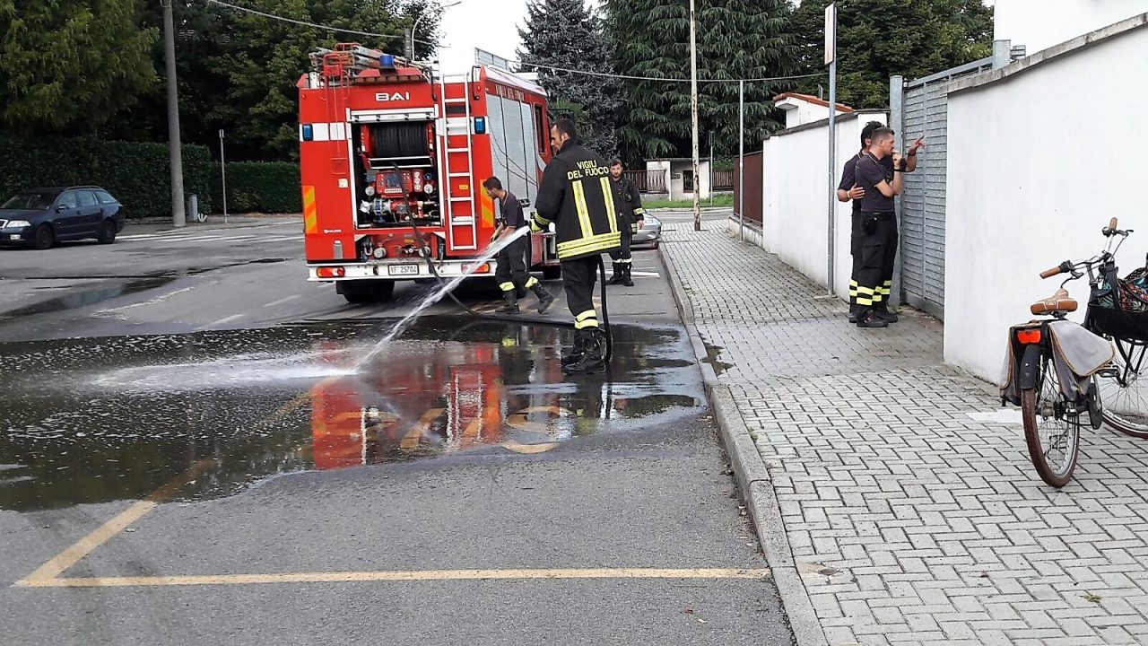 Cisterna di candeggina si riversa sulla strada, arrivano i pompieri VIDEO
