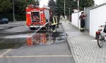 Cisterna di candeggina si riversa sulla strada, arrivano i pompieri VIDEO