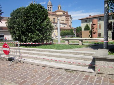 Chiude la piazza e scoppia la polemica in rime