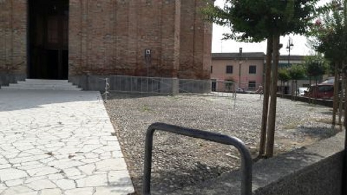 Dal tetto cadono calcinacci, ma dei lavori ancora non c’è traccia