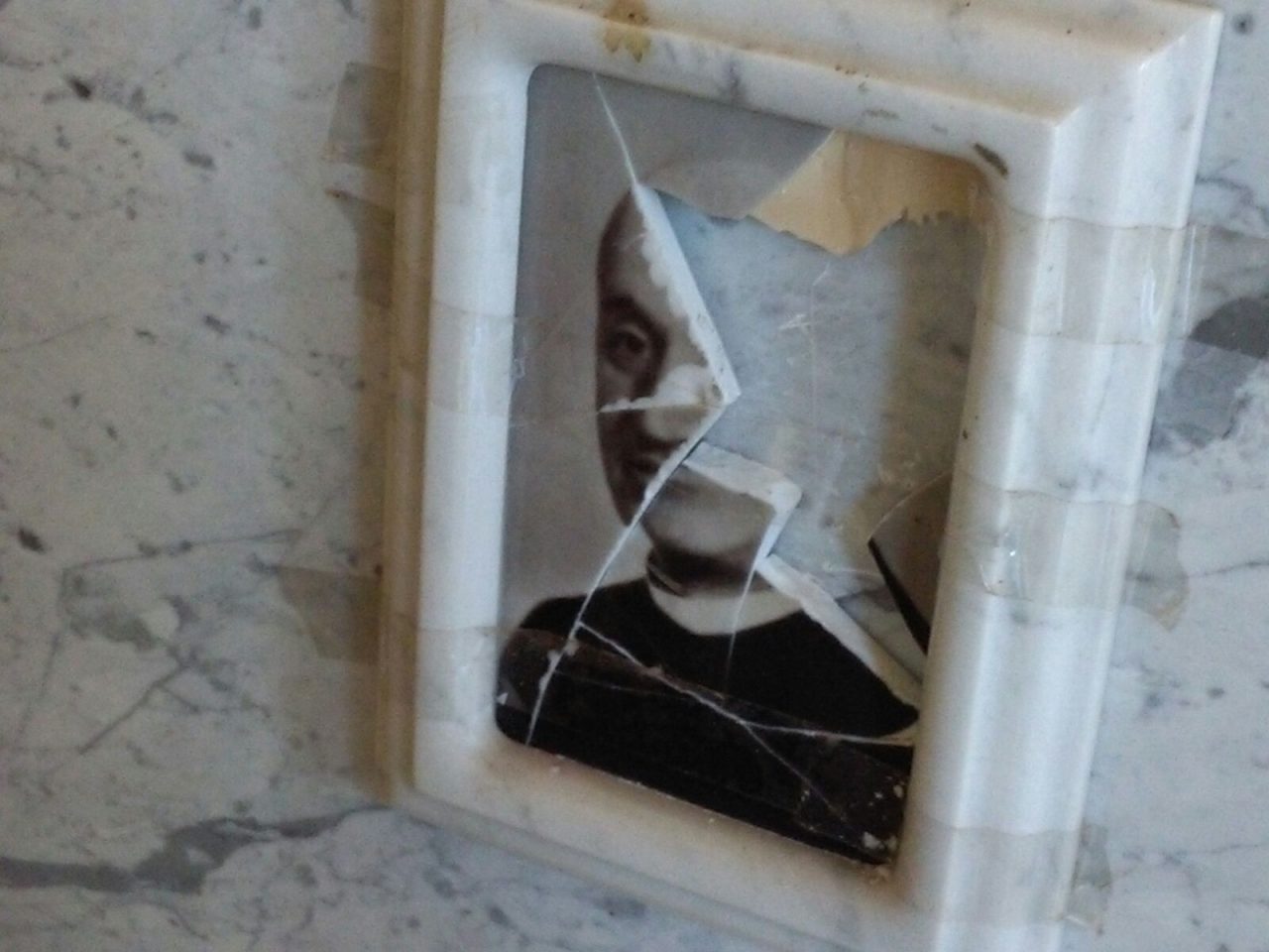 Vandali al cimitero, danni alla tomba di don Mario Bergamaschi