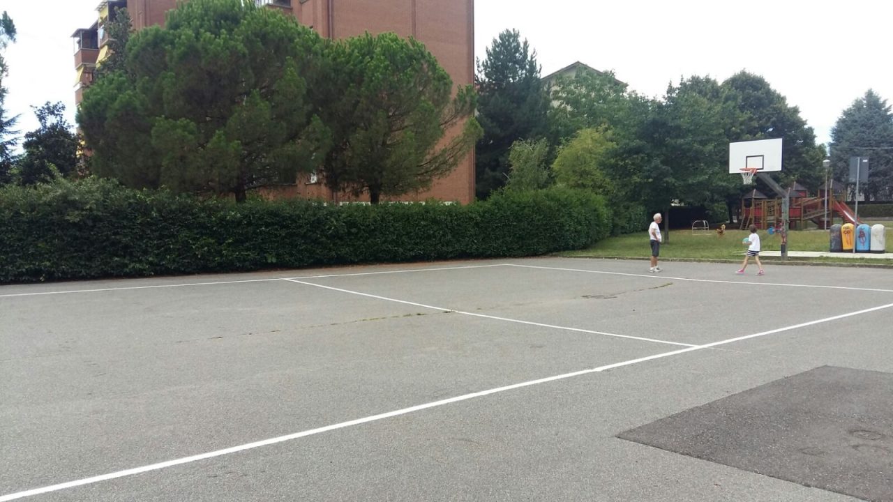 Il campetto da basket? Ora è buono per la pallabattaglia
