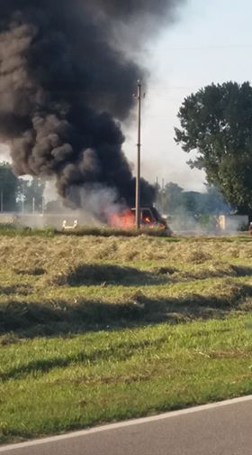 Trattore a fuoco nei campi di Fornovo VIDEO
