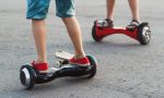 Sull'hoverboard in mezzo alla strada: la moda pericolosa dei giovanissimi