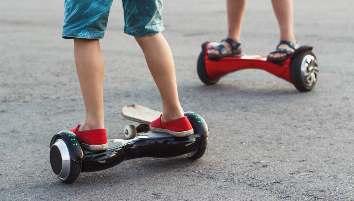 Sull’hoverboard in mezzo alla strada: la moda pericolosa dei giovanissimi