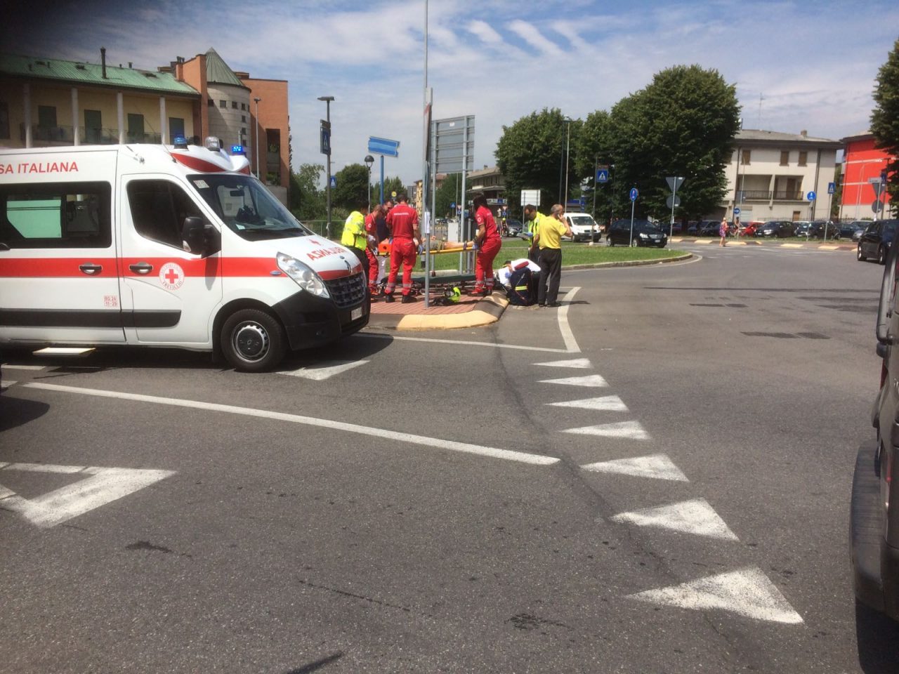 Schianto sulla rotonda di via Bergamo, paura per un motociclista