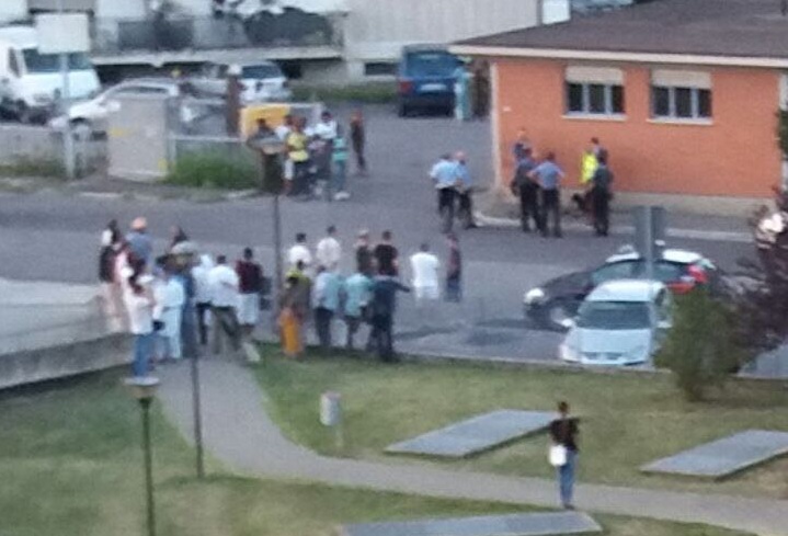 Distrugge le vetrine dei kebabbari. Accerchiato, rischia il linciaggio a Zingonia