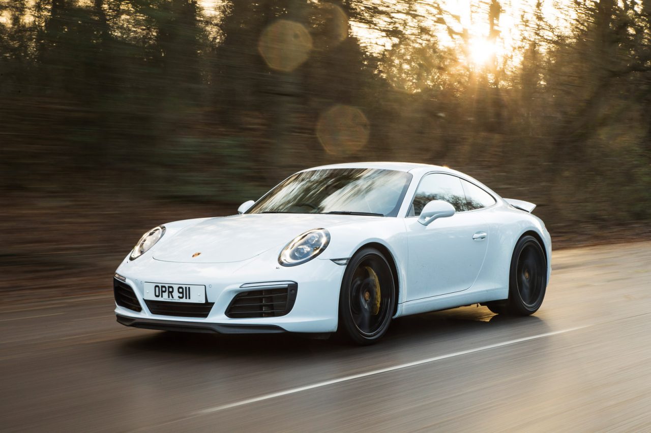 “Non pagano la Tari e poi girano col Porsche”