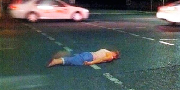Vandali scatenati si sdraiano in mezzo alla strada