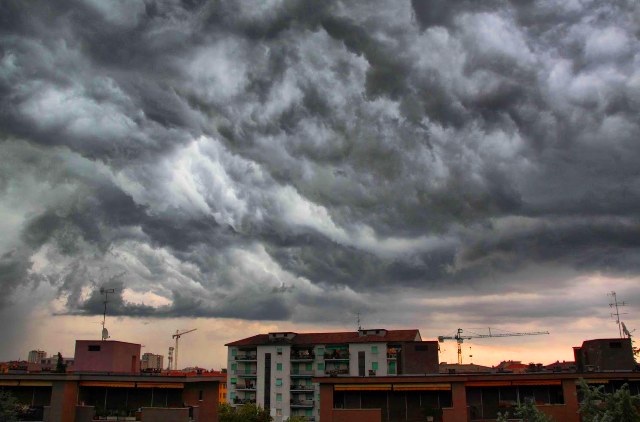 Allerta arancione per temporali forti: vento  forte e occhio alla grandine