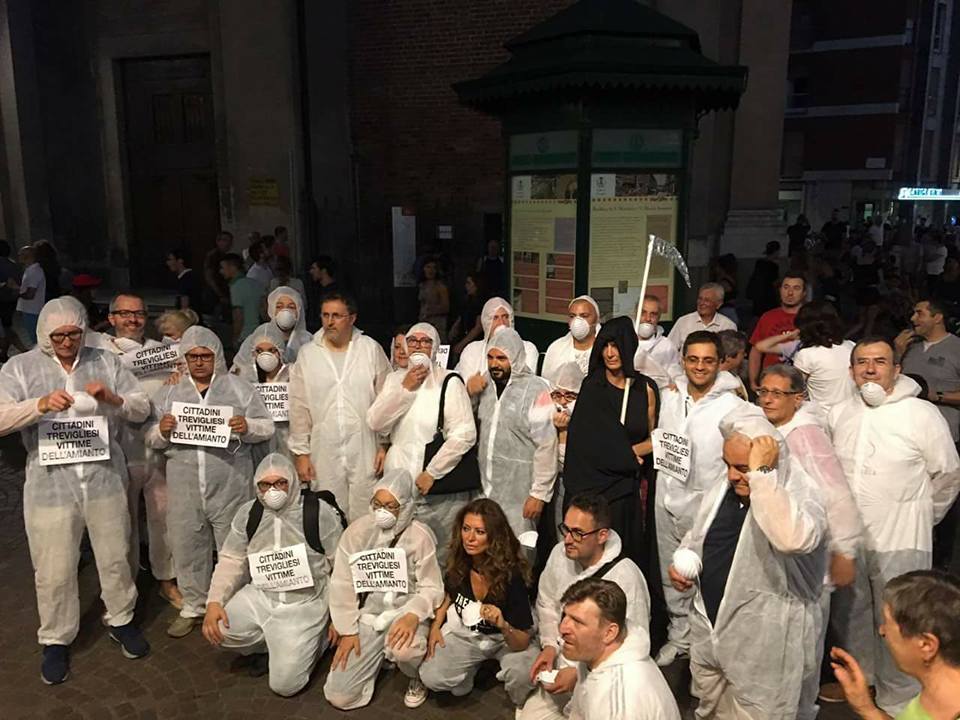 Flash mob del M5S contro la discarica di amianto