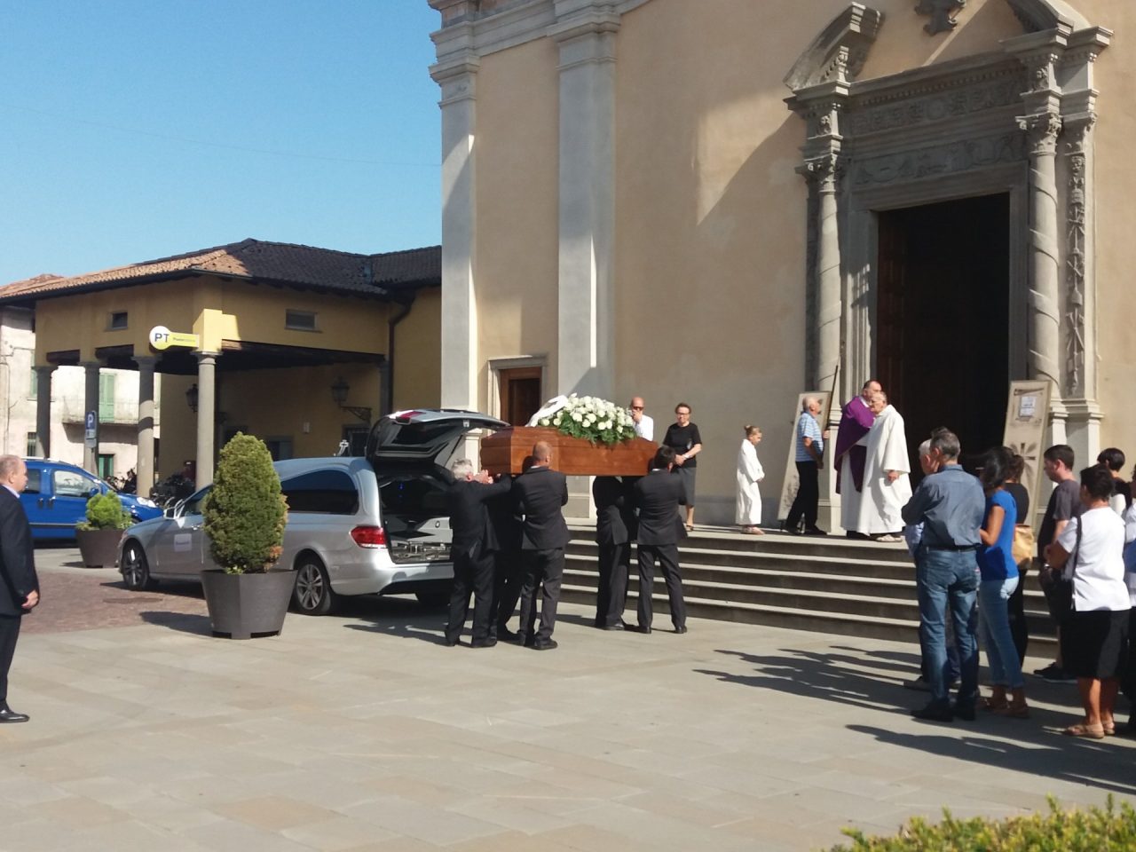 L’ultimo saluto ad Antonella, stroncata da un malore appena scesa dal traghetto per la Sardegna