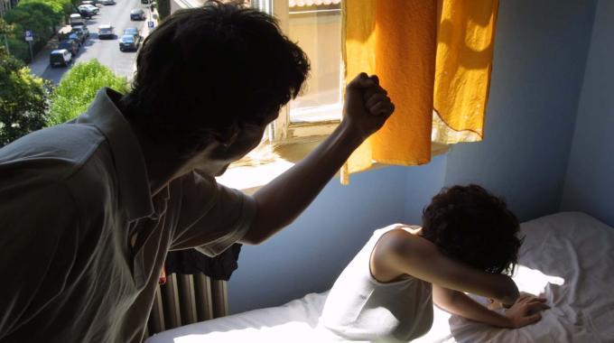 Picchiata dal marito per l’ennesima volta, ma avrebbe dovuto essere in una comunità protetta