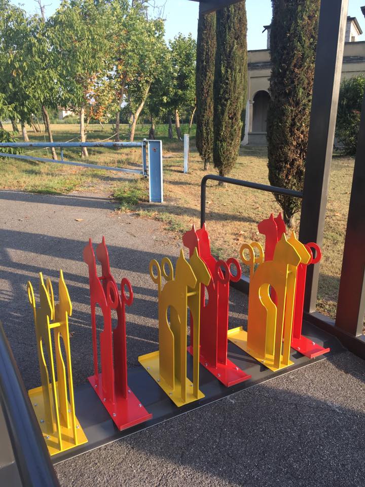Porta bici a forma di gatto al cimitero? No, grazie