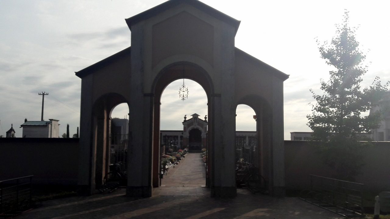 Al cimitero di Calvenzano il cancello forzato si rompe (di nuovo)