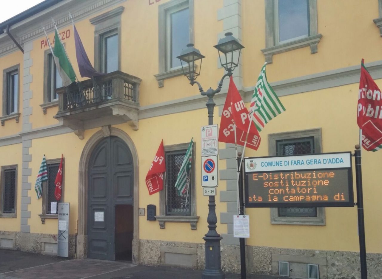 I dipendenti in piazza contro il Comune: la lotta per ottenere 100mila euro