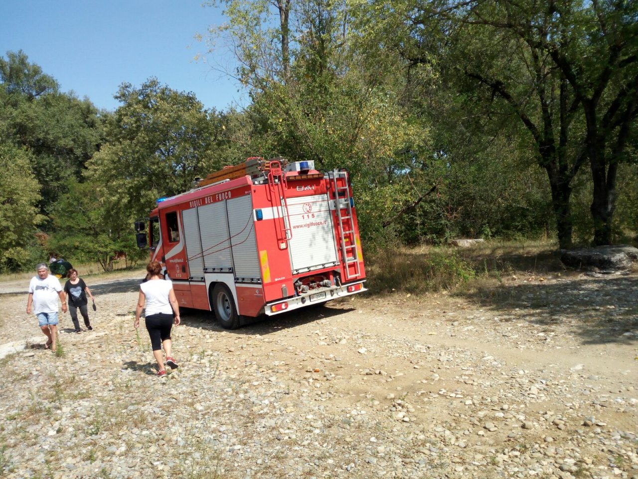 Rivolta, nell’Adda per pescare ma cade e rischia di annegare