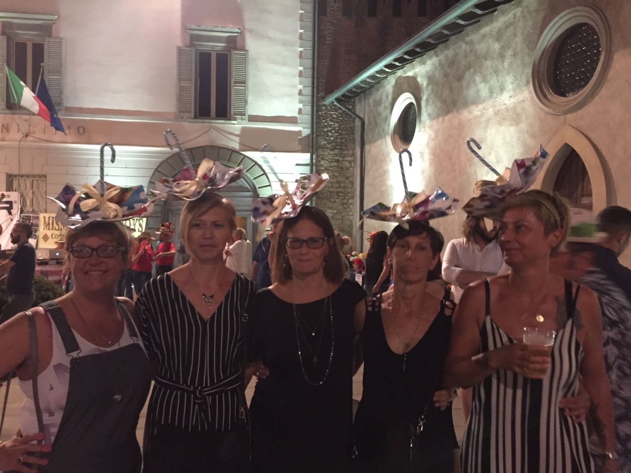 Il cappellaio matto fa il pienone FOTO