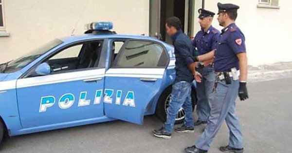 Preso a calci e pugni da un giovane ubriaco che tenta un furto