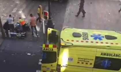 Terrore a Barcellona, furgone travolge la folla sulla Rambla: ci sono morti. E' attentato