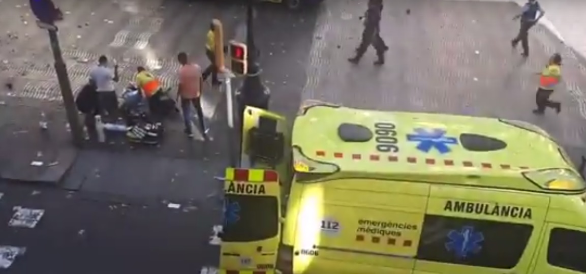Terrore a Barcellona, furgone travolge la folla sulla Rambla: ci sono morti. E’ attentato