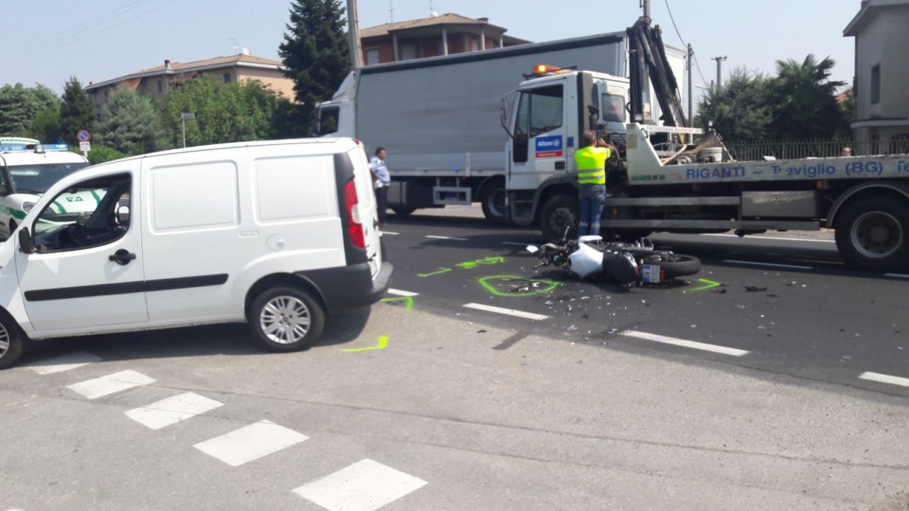 +FLASH+ Scontro furgone moto, gravissimo un 49enne a Brignano