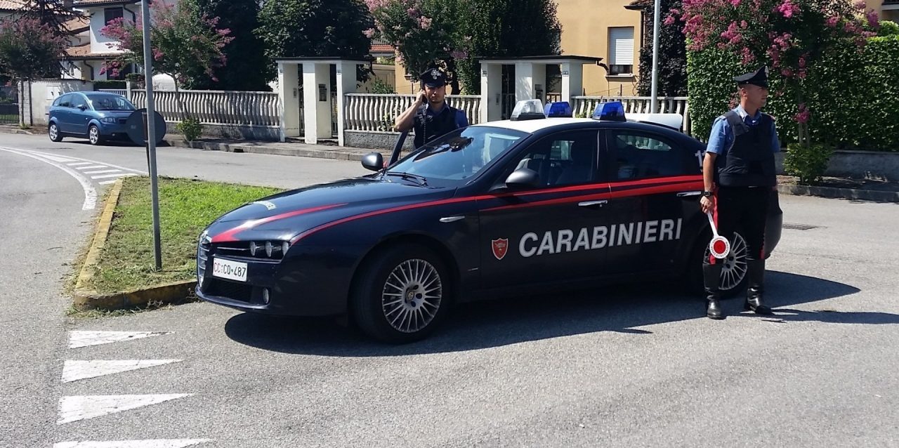 Sorprende ladro in casa e lo fa arrestare dai carabinieri