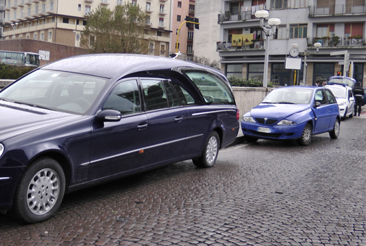 Tamponato il carro funebre sulla BreBeMi, funerale celebrato in ritardo