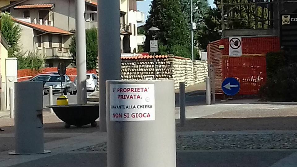 “Proprietà privata, vietato giocare sul sagrato” e scoppia la polemica
