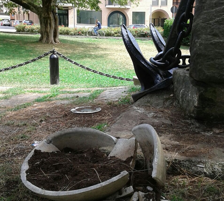 Vandalizzato il parchetto della biblioteca