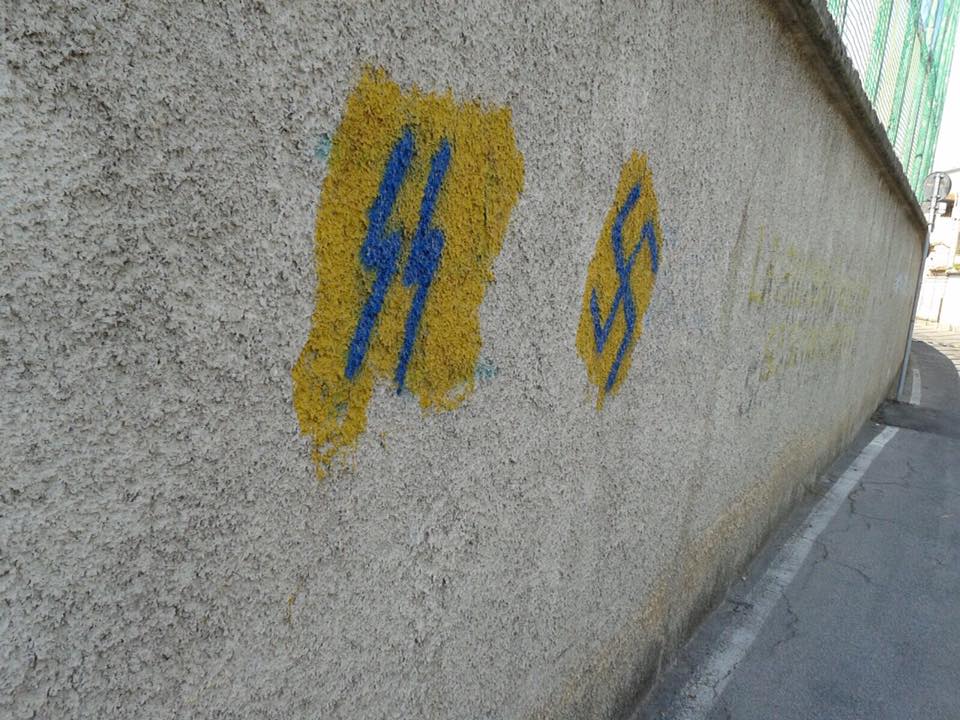 Simboli nazisti sui muri: saranno cancellati domani