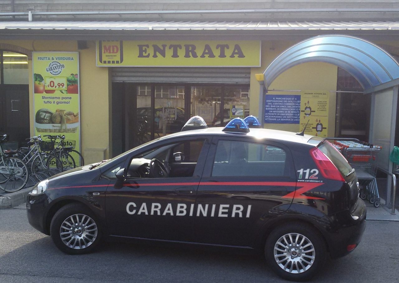 Due fratelli si picchiano, spunta anche un coltello