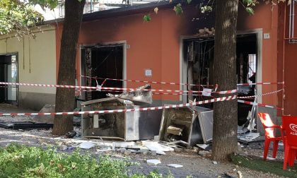 L'esplosione, poi l'incendio: distrutta nella notte una pizzeria in centro FOTO
