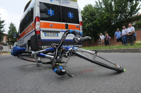 Investe ciclista e non si ferma, camionista identificato dalla Polizia Locale
