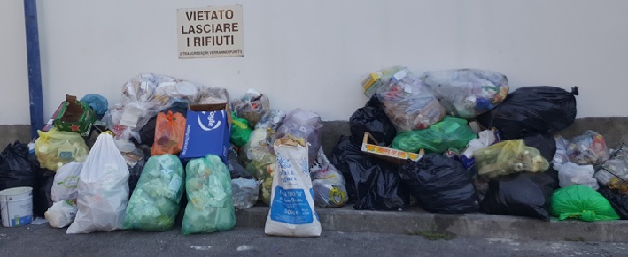 Siringhe nei parchi e rifiuti abbandonati per strada FOTO