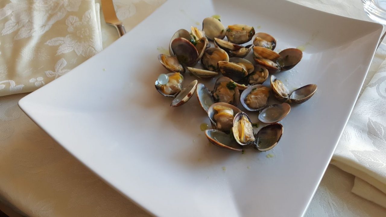 Dal piatto di spaghetti alle vongole spunta… una perla