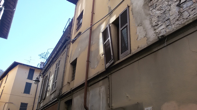 Persiane marce nelle case comunali di via Cavour, l’Amministrazione scarica il barile su gli inquilini