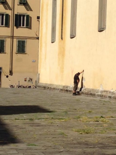 Orinano sui muri della chiesa, scoppia la polemica