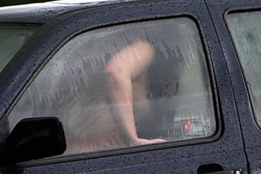 Filma coppia di amanti appartata in auto, investigatore privato picchiato e minacciato