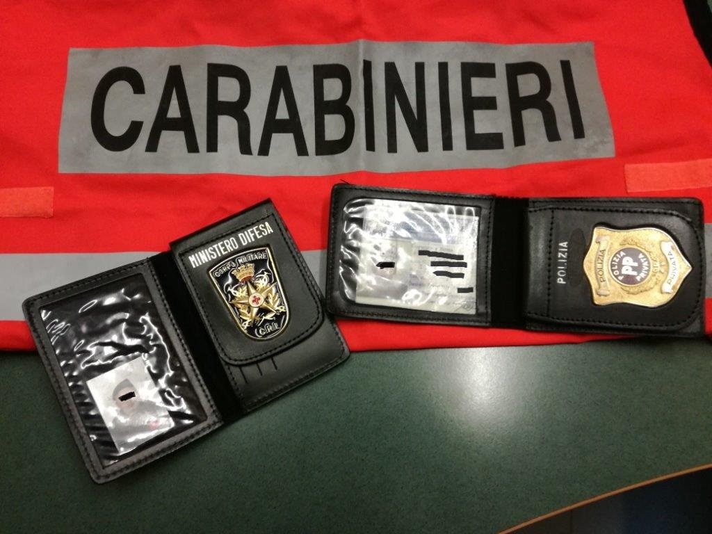 Ruba l’auto all’ex fidanzata, poi si spaccia per poliziotto. La tragicommedia pandinese finisce con tre denunce