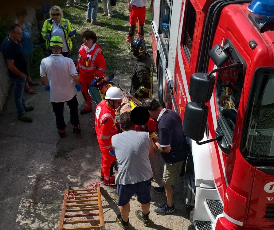 Cade dal tetto e resta incastrato in una soletta, salvato dai pompieri