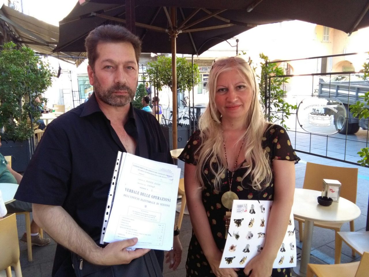 “C’è qualcosa che non va con i conteggi delle schede elettorali”, denuncia ai carabinieri