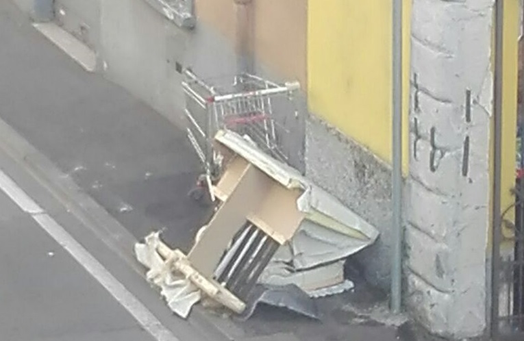 Rifiuti in strada, degrado in centro città