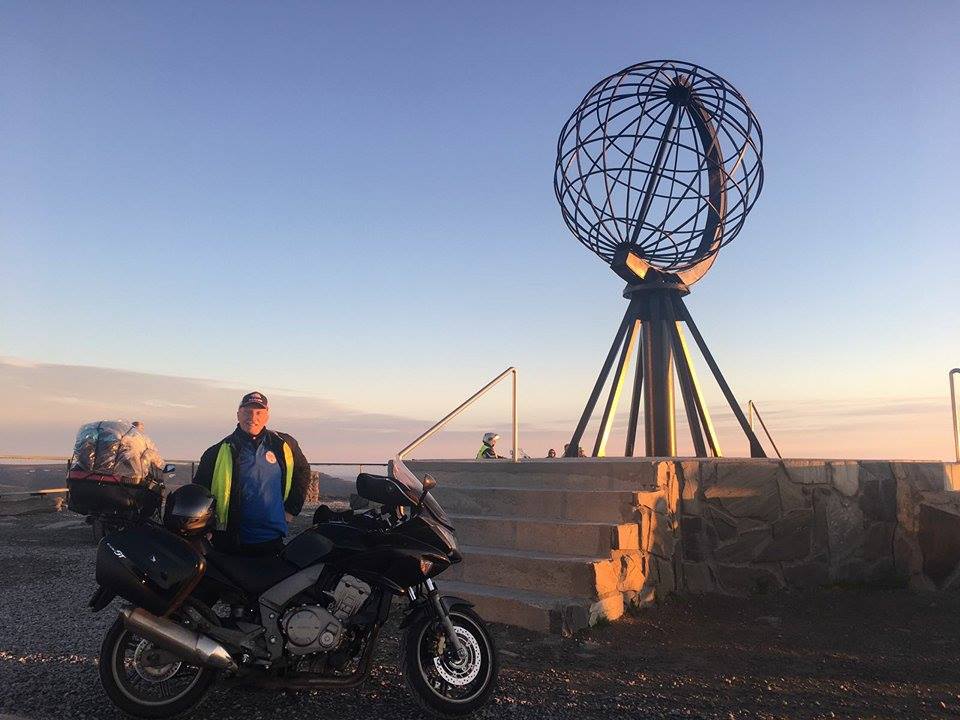 Il messo comunale va in vacanza, e festeggia in moto a Capo Nord