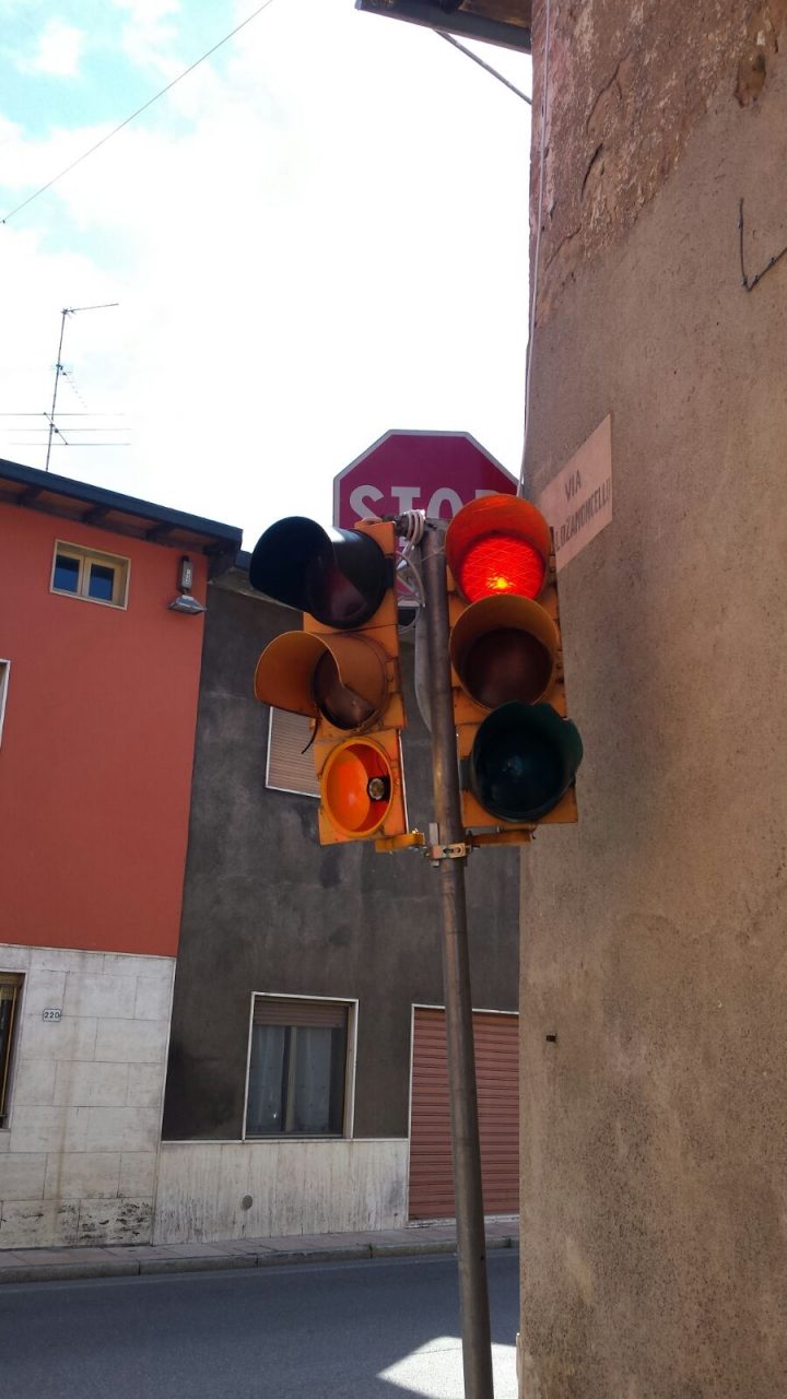 Odiati dai cittadini, distrutti dai vandali. Primi giorni infelici per i nuovi semafori in centro